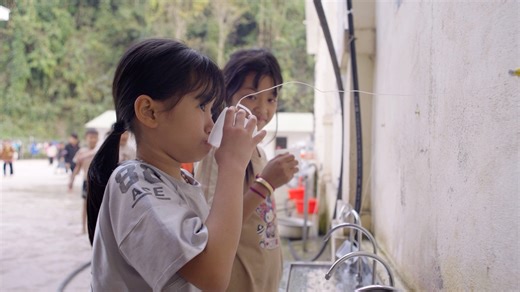 🚰 Llevamos agua #potable a comunidades alrededor del mundo que han sido gravemente afectadas por desastres o a zonas donde escasea. Nuestros equipos lo hacen proporcionando sistemas de filtración, así como capacitación en #higiene y letrinas que ayudan a prevenir #enfermedades. También tenemos oportunidades de compartir con las personas que sufren que #Jesús las invita a sacar “agua de las fuentes de la salvación" con #alegría (Isaías 12:3). 🎁Regala agua potable esta #Navidad por medio de nues