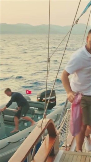 Quien Golpea Primero, Golpea Dos Veces - Con Olor a Fresas #shorts