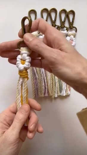 Llaveros en macramé ✨ #llaveros #macrame #macrametutorial #macramé #macramelove #accesorios #reelsviral #macrameecuador #macrameperu #macramdesign #macrameuruguay #aprendemacrame #macramemexico #macramecolombia #macrameespaña | Curso Macrame