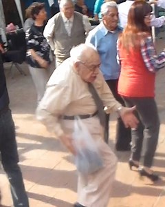 67K views · 2.2K reactions | Alter Mann wirft plötzlich seine Stöcke weg und beginnt zu tanzen, als gäbe es kein Morgen ❤️ | Newsner Deutsch | Facebook