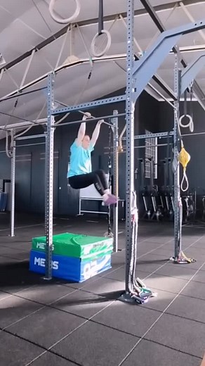 🔥🔥 First toes bar in the house 🥳🥳 Is there any better feeling??!! @jinan189 has been working her tail off to make this goal a reality. She had the strength, but now it was about connecting those strong ass arms to the movement! Toes to bar ARE legs, hip flexors, and core BUT we also gotta use those lats and arms! This banded drill came from Coach Shawna knowing Jinan had the strength but needed to get a little more umph in that pull (or push - which ever cue works best for you!). Use this cu