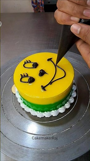 Easy Smiley Face Cake Decorating #shorts #cake #cakedesign #cakedecoration #smileycake ##emojicake
