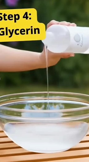 🫧 DIY Backyard Bubbles – Easy & Sparkly Outdoor Fun! 🌞 🎨 What You’ll Need: 4 cups warm water 1/2 cup dish soap (clear or blue works best!) 1/4 cup glycerin (or corn syrup) Large container or tub Bubble wands or homemade pipe-cleaner wands Optional: glitter (cosmetic-safe), food coloring 🪄 How to Make It: 1️⃣ Pour warm water into your container and gently stir in the dish soap. 2️⃣ Add the glycerin—it helps the bubbles grow BIG and float longer! 🎈 3️⃣ Stir slowly to avoid foam, then add glit