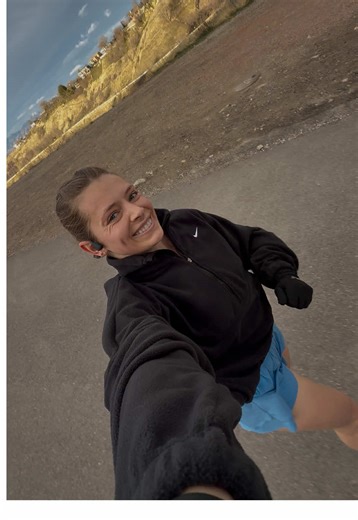 Exercises I use to support my running: 🎖️ Bulgarian split squats: increases single leg stability and strength 🎖️ Barbell deadlifts: builds strength in hamstrings and glutes 🎖️ Barbell squats: builds lower body strength and core stability 🎖️ Plyometric step-ups: builds single-leg explosive power 🎖️ Lateral hops (ice skaters): improves lateral stability and power Strength and power training is SO important to incorporate if you’re a runner. Keeping muscles strong and reactive provides a stron