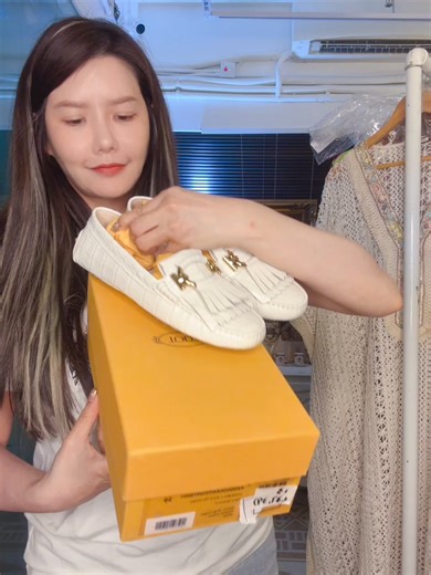 9.9K views · 51 reactions | 粉紅色波鞋HKL4-14 (Size : 37, 38, 39, 40, 41) https://www.antiquedefrance.com/products/hkl4-14 Tod's 豆豆鞋 -HKL4-13 (Size : 37, 39) https://www.antiquedefrance.com/products/hkl4-13 Karl Lagerfeld-HKL4-12 (Size : 37, 39, 41) https://www.antiquedefrance.com/products/hkl4-12 | Antique de France - Hong Kong | Facebook