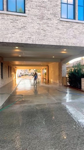 Making commercial buildings GREAT again 💪🏼🎯 #pressurewashing