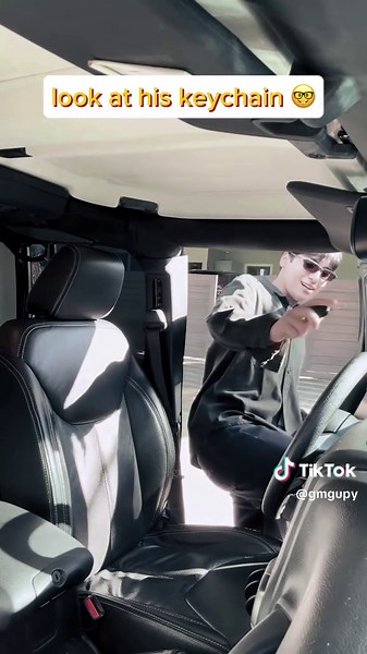 another dating rumor secured ✅ how? look at his goofy keychain 🤪 source: aagupy 🤓 #ashdres #andresmuhlach #fypageシ #angmutyangsectione #amnse #goofykeychain