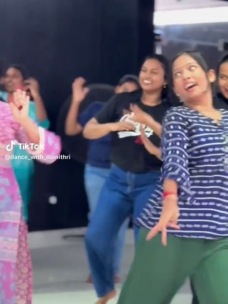 Dancing Clads එක: Relax කරලා නටන්න ඒවි!