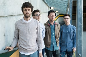 Passion Pit en la discoteca, para el vídeo de 'Lifted Up (1985)'