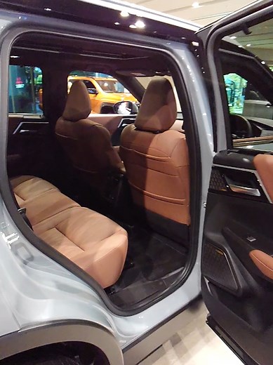 【三菱自動車】三菱アウトランダーPHEV大幅改良モデルP Executive Package (7人乗り)内装インテリア紹介。 『撮影場所』三菱自動車・田町本社ショールーム 三菱自動車は今回の改良のテーマを「洗練と上質」としている。 ボディーカラー：ムーンストーングレーメタリック/ブラックマイカ（2トーン) シート：セミアニリンレザー(ブリックブラウン) メーカーオプション ：電動パノラマサンルーフ/ルーフレール ■ディーラーオプション：エンジンフードエンブレム(ブラック)、フロアマット。 ボディサイズは4720×1860×1750mm （全長×全幅×全高）ホイールベース2705mm 車両重量（kg）：2,070～2,180 20インチアルミホイールを採用し、タイヤはブリヂストン「ALENZA（アレンザ）001」255/45R20サイズを採用。 PHEVシステムでは最高出力を約20％向上した。直列4気筒DOHC 2.4リッター「4B12（MIVEC）」型エンジン 最高出力98kW/5000rpm、最大トルク195Nm/4300rpmを発生。 フロントモーターは最高出力85kW/最大トル