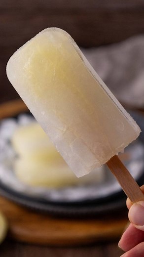 GHIACCIOLI AL LIMONE ❤️ Facili e veloci da fare in casa, questi ghiaccioli sono una perfetta coccola fresca per le calde giornate estive 😊 INGREDIENTI 500ml acqua 300ml succo di limone 120g zucchero PROCEDIMENTO Prendiamo una ciotola spaziosa e mettiamo dentro l’acqua a temperatura ambiente, il succo di limone e infine lo zucchero. Mescoliamo con un cucchiaio e facciamo sciogliere lo zucchero, basteranno pochi minuti. Prendiamo un mestolo e riempiamo gli stampini per ghiaccioli (il nostro è per