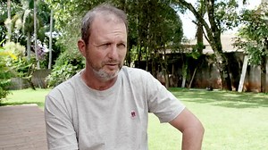 O Richard Wiemeersch, da cidade de Holambra/SP, possui um Automower® 105 há mais de 2 anos. Seu maior desafio era manter seu gramado de 250m² sempre bem bonito e cortado. O Automower® 105 é fácil de usar e oferece a possibilidade de programação de acordo com sua necessidade. “Aqui em casa ele está programado para trabalhar 3 dias por semana, no verão e no inverno. No fim do dia, fica perfeito, a grama parece um tapete.” O Automower® 105 apresenta grande manobrabilidade para operar em pequenas ár