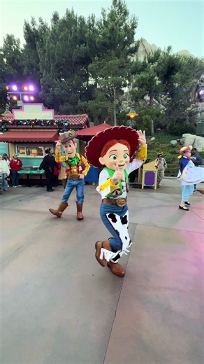 Jessie lowkey shaking that monkey #ghettogirls #disneyland #tooshort #bayarea #danceparty