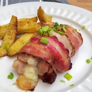 Camembertel töltött csirkemell bacon köntösben. Nagyon-nagyon finom! 😉 TELJES RECEPT: https://gastrohobbi.hu/2018/12/camemberttel-toltott-csirkemell-bacon-kontosben/ | GastroHobbi