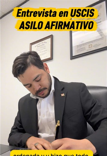Cuando la preparación hace la diferencia ✨ Hoy recibimos el testimonio de una valiente cliente que nos contó cómo fue su entrevista en USCIS. Nos agradeció especialmente por el simulacro previo, por cada pregunta que practicamos, por cada detalle que ajustamos y por haberla preparado para responder con seguridad, coherencia y, sobre todo, con la VERDAD. En nuestra oficina no improvisamos. 📌 Analizamos tu caso. 📌 Practicamos contigo. 📌 Te enseñamos cómo comunicar tu historia con claridad. 📌 T