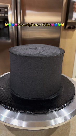 Neon splatter cake 🖤🎨 #blacklightparty #cakedecoratingvideo #glowinthedarkparty