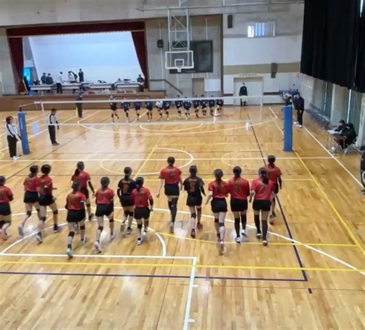 【公式】静岡県立藤枝東高等学校（全日制・普通科） | 1/17(土)・18(日)の2日間、女子バレーボール部は中部地区新人戦に挑みました！ 最後は藤枝西高の試合に惜敗し、中部地区第11位でした。 10位までに与えられる県大会出場には惜しくもあと一歩届かず😓 それでも1日3試合頑張りました。改めて熱い応援をありがとうございました！... | Instagram