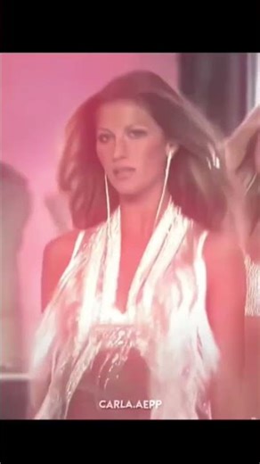 when confidence walks the runway 🤍#victoriasecret #giselebündchen #shorts