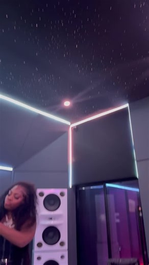 Peoples elbow bih 🤣💪🏾 yall want this ? Drop a 💪🏾 if u messing with it 👇🏾 | Diamond The Body