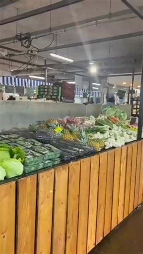 #Marché | Les travaux de la halle avancent à grands pas ! Les rénovations en cours transforment peu à peu notre halle de marché, offrant un nouveau visage plus moderne et accueillant de l’intérieur du marché. C'est la phase 1. Suivra la phase 2 de rénovation des extérieurs. 👉 Ces améliorations visent non seulement à améliorer le confort des Villeneuvois et à valoriser l’image du marché, mais aussi à attirer de nouveaux commerçants pour enrichir l’offre existante. 💬 Aucun chantier de ce type n’