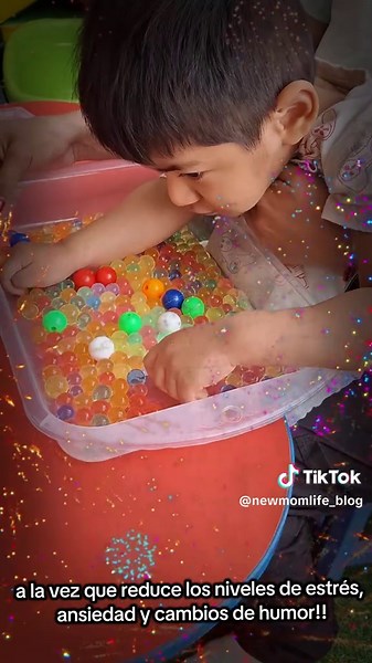 Terapia Sensorial ! Usamos los siguientes materiales: Bandeja senaorial, Cuencas, bolitas de hidrogel y pompones 💖 . Espero lo hagan en casita!!🤗 #paralisiscerebralinfantil #pci #sensoryplay #terapiasintegrativas