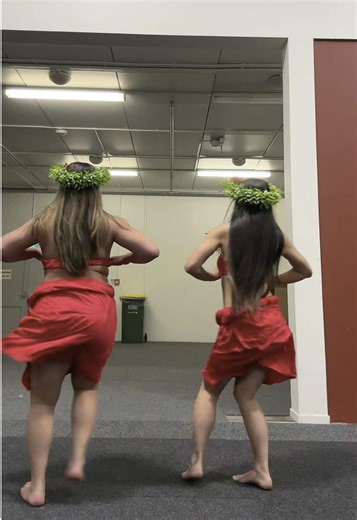 Quick warm up before the show ❤️💚❤️💚 #ttvdancegroup #fyp #oiretokoroa #fypage #ttv