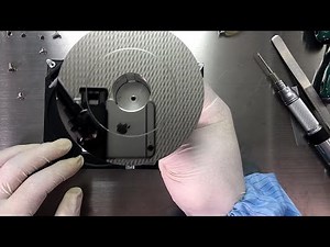 网友寄来一块希捷1T硬盘，通电吱吱响不停，硬盘坏了，拆开一看，彻底翻车了