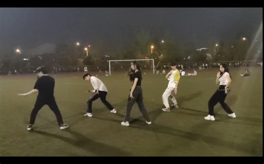 大学生封校操场跳舞记录！step back＋glitch mode＋WANNABE！