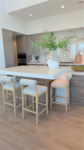 This Floating Kitchen Island Feature Is Taking Over Luxury Homes