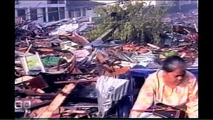 On this day in 2004, the Boxing Day tsunami devastated the coastlines of 14 countries - resulting in over 230,000 lives lost. Today #60Mins remembers those affected by the tsunami and looks back on the late Richard Carleton's report from ravaged towns in Indonesia and Thailand. | 60 Minutes Australia