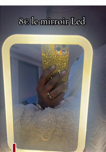 Miroir LED moderne avec éclairage intégré, idéal pour un maquillage précis et une salle de bain élégante. #MiroirLED #SalleDeBainModerne #ÉclairageLED #DécoMaison #MiroirDesign