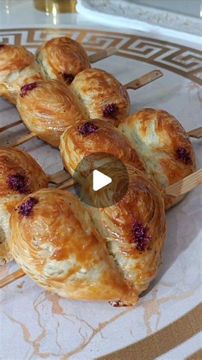 ОЙША | ГОТОВЛЮ С ЛЮБОВЬЮ💗 on Instagram: "САМБУСА «СЕРДЕЧКИ» 😍 Для теста: Мука 1 кг Вода (комнат.температ)(в воду добавляем сок лимона) +/- 300 мл Теплое молоко (добавляем по желанию) 250 мл Растоп.слив.масло 1 ст.л Куриное яйцо 1 шт Разрыхлитель 10 гр Сахар 1 ч.л Соль 1 ч.л с горкой Для смазки: Мягкое сливочное масло +/- 400 гр (к нему, по желанию, можно добавить 1-2 ст.л растопленного говяжьего жира) Для начинки (1): Говяжье мясо 750 гр (можете добавить по своему желанию, больше/меньше) Репча