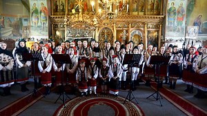 ♥️🧡♥️ HRISTOS A ÎNVIAT 🧡♥️🧡 …Şi acum rămân acestea trei: credinţa, nădejdea şi dragostea. Iar mai mare dintre acestea este dragostea ! Moment de Pricesne în interpretarea Ansamblului Folcloric Codrii Neamțului și a soliștilor #AndreiPetruLazar #AndreeaMardari #TanyaMarcu #DariaTarna #FabianaStachie #DeliaAntochi Mulțumim pentru invitație preotului #ValentinTimofte și pentru frumoasele momente captate mereu cu atenție bunului nostru prieten #JustinPopovici ! Paște Fericit !🌼🌸🌼 | Ansamblul F