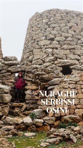 Veronica - Travel blogger - viaggi ecosostenibili - 📍Sardegna on Instagram: "♜ Conosci l’unico nuraghe costruito sopra una grotta naturale? 📍 Siamo nel territorio di Osini, in Ogliastra, davanti a uno dei nuraghi meglio conservati di tutta la Sardegna. ⛰️ Il Nuraghe Serbissi sorge sull’altopiano di Taccu, a 960 metri sul livello del mare. 🌫️ Per raggiungerlo abbiamo attraversato il bosco immerso nella nebbia 🥾 Camminando per circa 3,5 km di strada sterrata. 💾 Salva questo reel per la tua pr