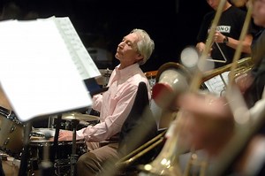 世界一のロック・バンドを支えるジャズ・ドラマー、チャーリー・ワッツ（Charlie Watts）の職人気質を名門ビッグ・バンドを迎えた新作から紐解く | Mikiki by TOWER RECORDS