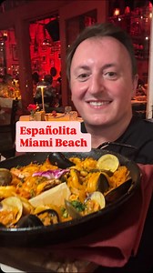 Siamo a Española Way, la via più turistica di Miami Beach, ma la domanda è: si può mangiare bene anche qui? Siamo andati da Españolita @espanolita_espanolaway_ , un ristorante spagnolo che ha superato le aspettative. Mi aspettavo il classico posto da turisti… e invece si mangia bene. Ma la cosa che colpisce è l’atmosfera: musica, festa, gente felice. È il posto giusto per una serata leggera, spensierata, e per andare via col sorriso. Noi abbiamo ordinato Sangria, tapas, una paella da condividere