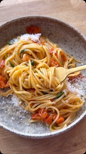 Nem pasta med friske tomater🍅 Ultra simpel og så smager den hamrende godt🔥🌿☀️ Med🧀 eller uden🙅🏼‍♀️🙅🏻‍♂️ parmesan på toppen? 🥰 Med et lille strejf af chili🌶️, lidt hvidvin og masser af frisk basilikum🌿 - friskkværnet peber og god olivenolie får du altså en vidunderlig autentisk pasta - præcis som du ville få den på en fortovsrestaurant i Italien🇮🇹🍝🍅 Jeg ELSKER denne type pasta, så frisk, enkel og lækker - mmmm🫠 Opskriften linker jeg til på profilen, ellers søg på bloggen på pasta 