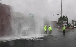 【街拍出警】“天降瀑布！”洛杉矶郡（县）消防局 等部门响应并处理消防栓损坏事件（2023年1月20日）_哔哩哔哩_bilibili