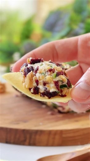 Betto Auge on Instagram: "Barra de queijo com frutas secas e castanhas. Ideia de petisco fácil para servir nas festas de final de ano. 📌 Salve essa receita para não perder. 👯‍♀️ Envie de presente para um amigo. INGREDIENTES 300g de cream cheese 1 xícara de nozes 1 xícara de cranberry 1 xícara de salsinha picada 2 colheres de sopa de mel sal e pimenta do reino a gosto MODO DE PREPARO 1. Pique as nozes, o cranberry e a salsinha. 2. Em uma tigela, misture o cream cheese com metade da porção de ca