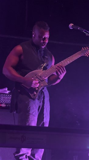 Tosin Abasi makes me want to practice guitar more 🤯 #tosinabasi #animalsasleaders #guitartok