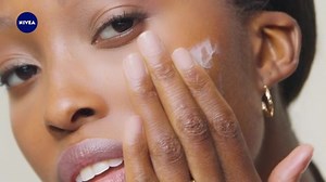 Say goodbye to dark marks and their reappearance and welcome luminous skin, in 2 simple steps. Kick off with the Advance Treatment Serum on a cleansed face in the morning & follow with the Day Fluid SPF50 Protection after the serum. In the evening on a cleansed face apply the Advance Treatment Serum before your night cream. | NIVEA