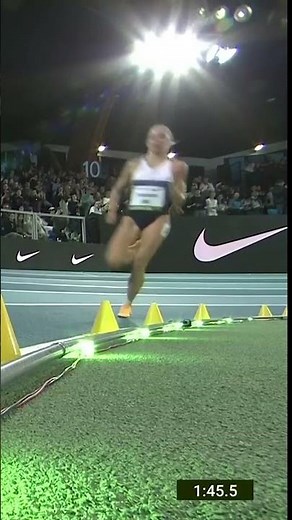 Keely Hodgkinson SMASHING the indoor 800m world record 🤯 #worldindoortour