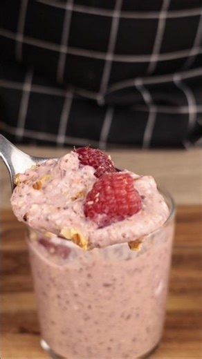 Easy layered raspberry chia pudding #breakfastrecipes #chiapuddingrecipe #easyrecipe
