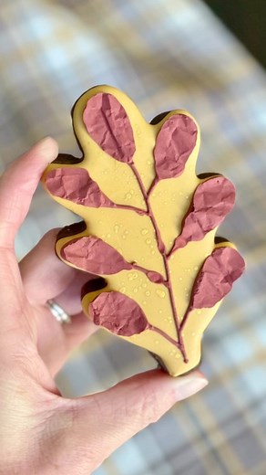 Do you want to know a great way to add texture to your decorated cookies? Apply parchment paper to wet icing and see what you can do! The possibilities are endless……crunch it up like I did here to create a realistic leafy texture! • • Cutter @annclarkcookiecutters Colors from the Fall Master Elites collection and gold is Wedding Gold from @thesugarart - code LPC15 saves 15%! • • • • • #fallcookies #thanksgivingcookies #decoratedsugarcookies #royalicingcookies #cookiedecorating #cookiedecoratingv