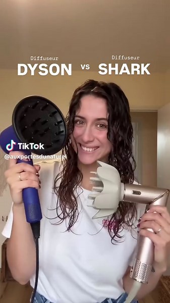 Dis-moi si tu veux d’autres comparatifs ?? 😁 Honnêtement, ces 2 diffuseurs, je les aime trop 🫶🏼 Il y a juste une chose qui change : son prix !! La différence de prix laisse une sacrée enveloppe pour se faire plaisir dans d’autres choses 😂 Je publie un tuto pour bien utiliser son diffuseur cette semaine ! #diffuseur #cheveux #boucles #shark #dyson Quel diffuseur acheter, diffuseur shark vs diffuseur dyson
