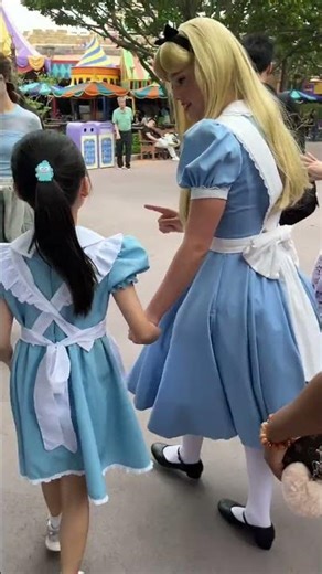 Hong Kong Disneyland Alice 2