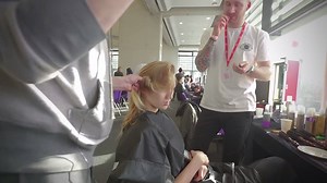 Lär er att skapa romantiska och rufsiga frisyrer från Preen by Thornton Bregazzi's AW17 London Fashion Week visning! Wella Professionals Global Creative Director, Eugene Souleiman, lär er hur ni skapar dessa looks som är 80-tals inspirerade. Eugene börjar med att använda EIMI Sugar Lift som han sprayar en bit ifrån. Sedan drar han håret på ena sidan bakåt och skruvar det. Efter det appliceras EIMI Sugar Lift vid hårfästet för att återskapa den typiska 80-tals luggen. För att avsluta looken skruv