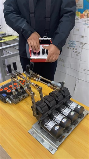 4-way wireless remote control, 12/24V crane wireless proportional remote control, crane wireless remote control, good micro-motion, simple installation, waterproof, remote control distance of 500 meters.#crane #cranetruck #cranes #craneoperator #cranelove #cranework #cranelife #cranesafety #craneindia #driver #reels #viralreels #tata #hitachi #ashokleyland #volvo #volvotrucks #icb #Fassi #Palfinger #HMF #Effer #PM #UNIC #transport #hydraulic #vinc #kren #remotecontrolcraneoperator | Wireless pro