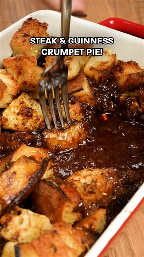 Crumpet Topped Steak & Guinness Pie 😱 We’re bringing you another stunner of a pie, and we’ve taken this one to the next level by topping it with crumpets – yes, crumpets! Trust us, this is THE ONE! The crumpets soak up all that delicious rosemary butter while giving you the perfect crunchy topping. You won’t believe how good this is! 🥧 Sprinkle some plain flour, salt and pepper over 1kg diced beef with flour ❤️ Add some oil to a large, heavy based pan and sear the beef on all sides until brown