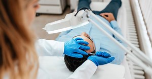 «J'ai eu de la chance, mais j'ai quand même pris un risque» : ils racontent leur greffe capillaire en France ou à l'étranger